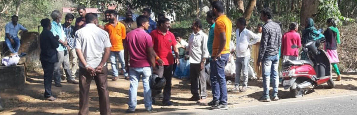 Activists of Hindu outfits oppose the last rites of a person who had reportedly converted, at Hindu burial ground in Gonikoppa on Thursday. DH Photo