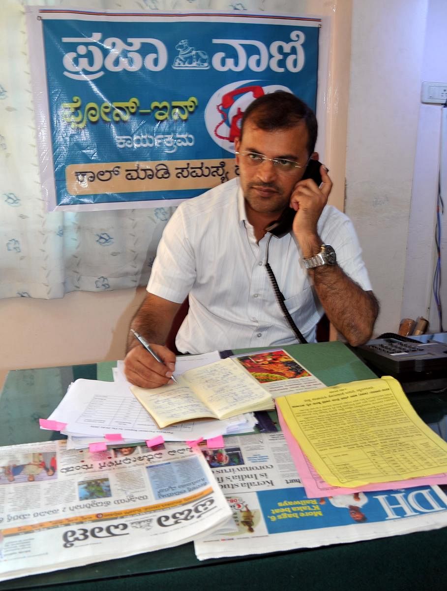 Horticulture Department deputy director A B Sanjay speaks during a phone-in programme organised by Prajavani at DH-PV office in Chikkamagaluru on Friday. DH photo 