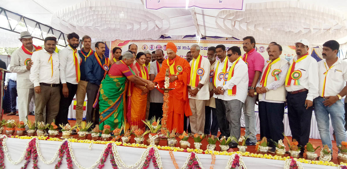 Kirikodli Mutt pontiff Sadashiva Swami inaugurates the 14th Kodagu Jilla Kannada Sahitya Sammelana at Nidtha village near Shanivarasanthe on Friday. DH PHOTO