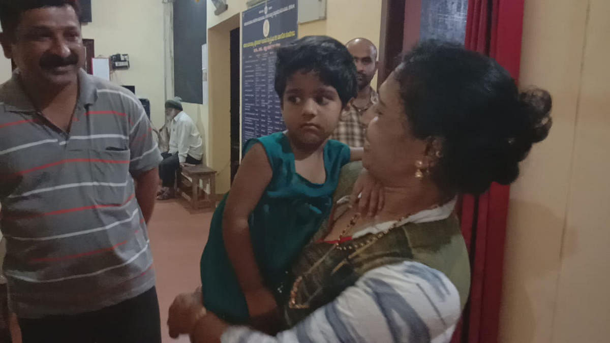 Anwi was reunited with her parents at Agumbe police station in Shivamogga district. DH Photo