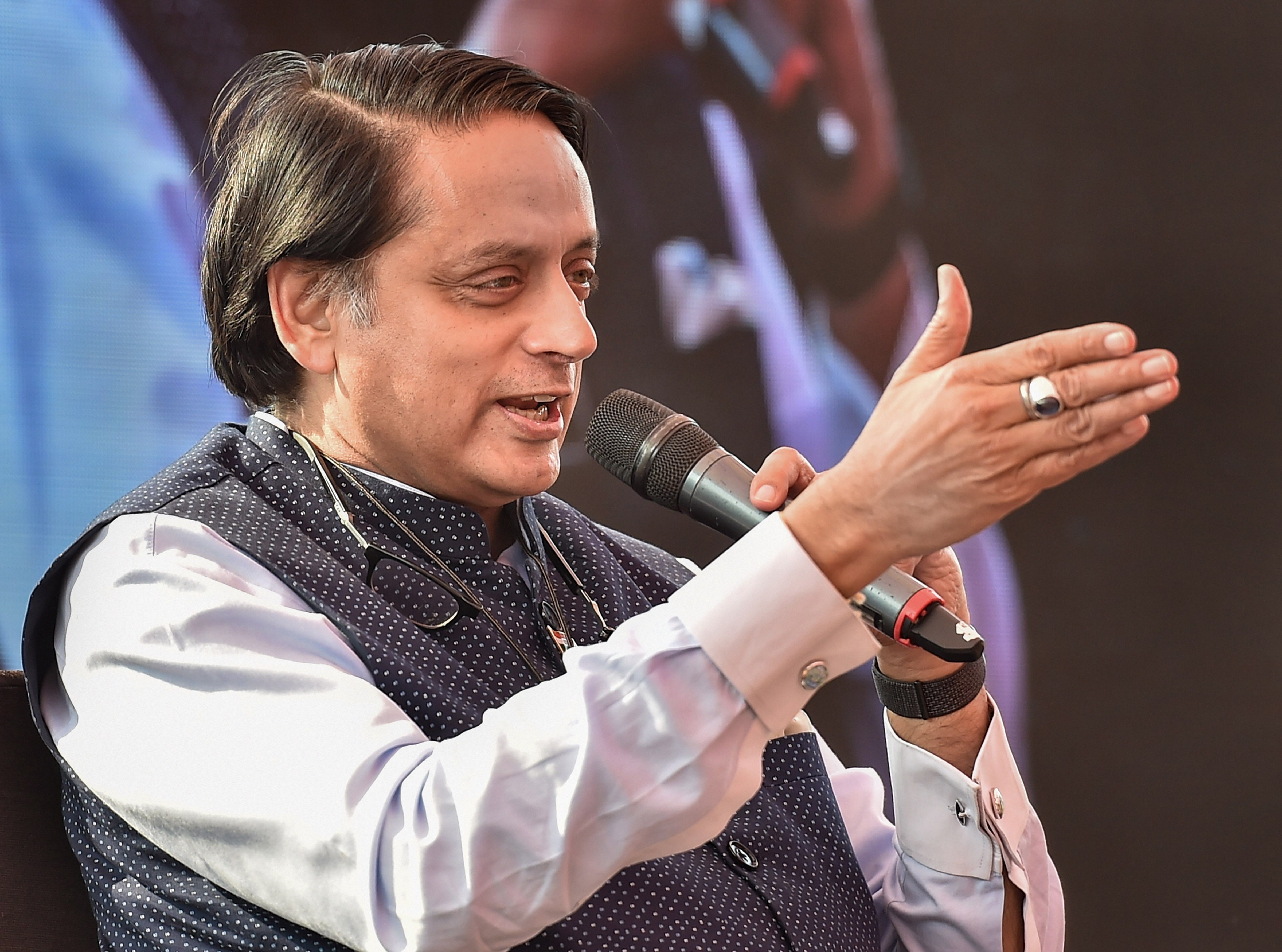 Tharoor described the government as "men of straws with limited vision" and accusing it of driving the economy into the doldrums. (Credit: PTI Photo)