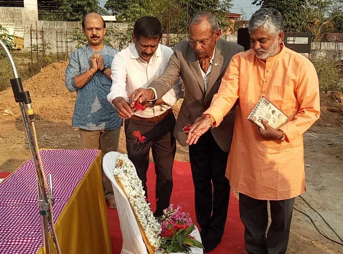 Rangayana Director Addanda Cariappa and Colonel (retd) Kandrathanda Subbaiah inaugurated an awareness meet in Ammatti near Virajpet recently.