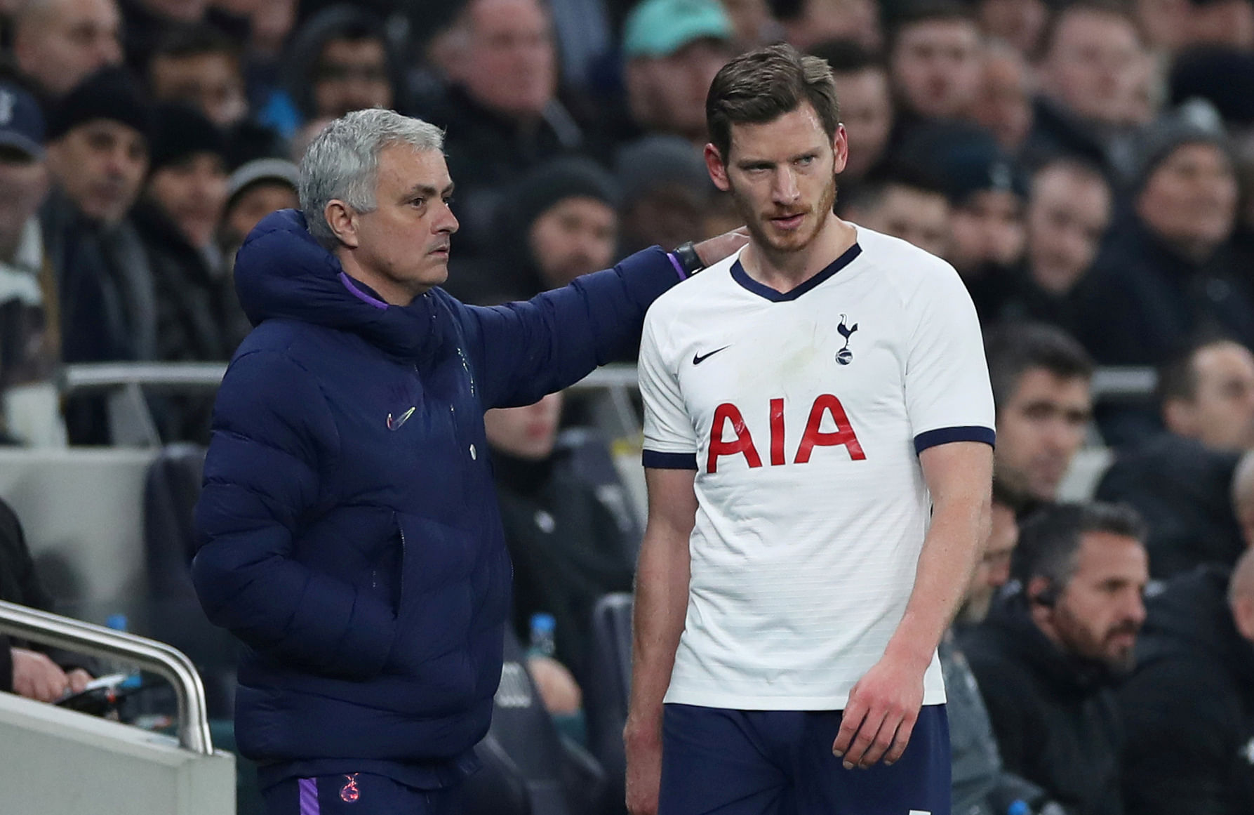 Tottenham Hotspur manager Jose Mourinho with Jan Vertonghen as he is substituted. (Reuters Photo)
