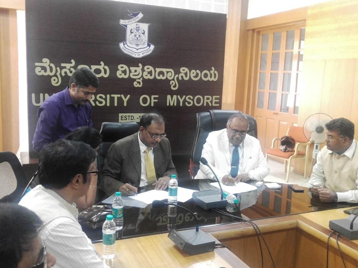 Administrative Training Institute (ATI) Director-General (DG) Kapil Mohan signs a memorandum of understanding at UoM in Mysuru, recently. (DH Photo)