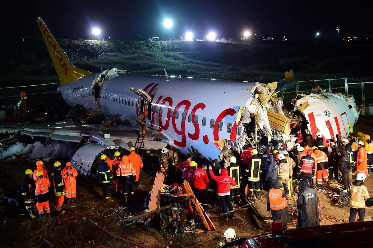 Rescuers work to extract passengers from the crash of a Pegasus Airlines Boeing 737 airplane, after it skidded off the runway upon landing at Sabiha Gokcen airport in Istanbul on February 5, 2020. (AFP Photo)