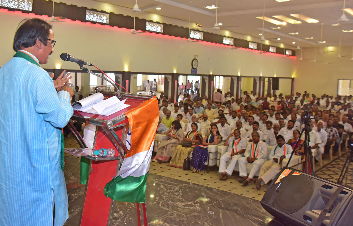 Former chairman of Legislative Council B L Shankar speaks during a seminar organised by Congress party, in Mangaluru on Thursday. DH Photo