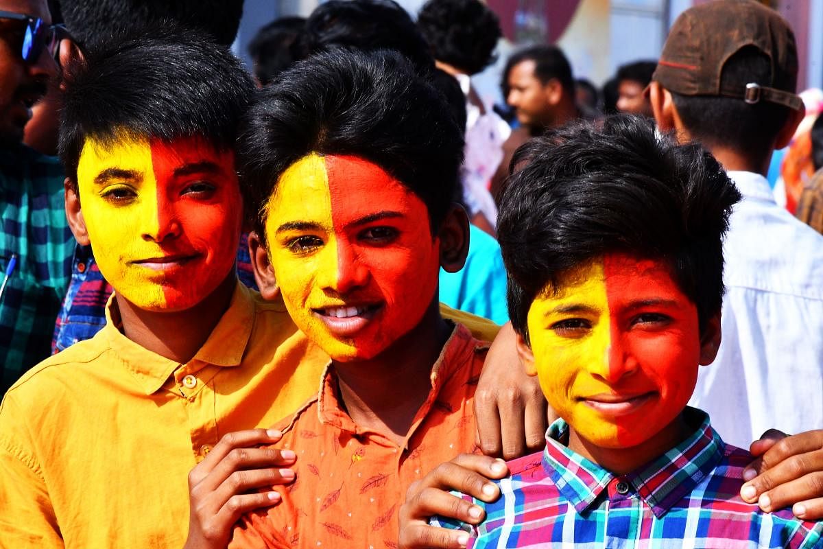 Children celebrate the spirit of Kannada by painting their faces with Kannada colours, the concluding day of the 85th Kannada Sahitya Sammelana in Kalaburagi on Friday. DH photo/Tajuddin Azad