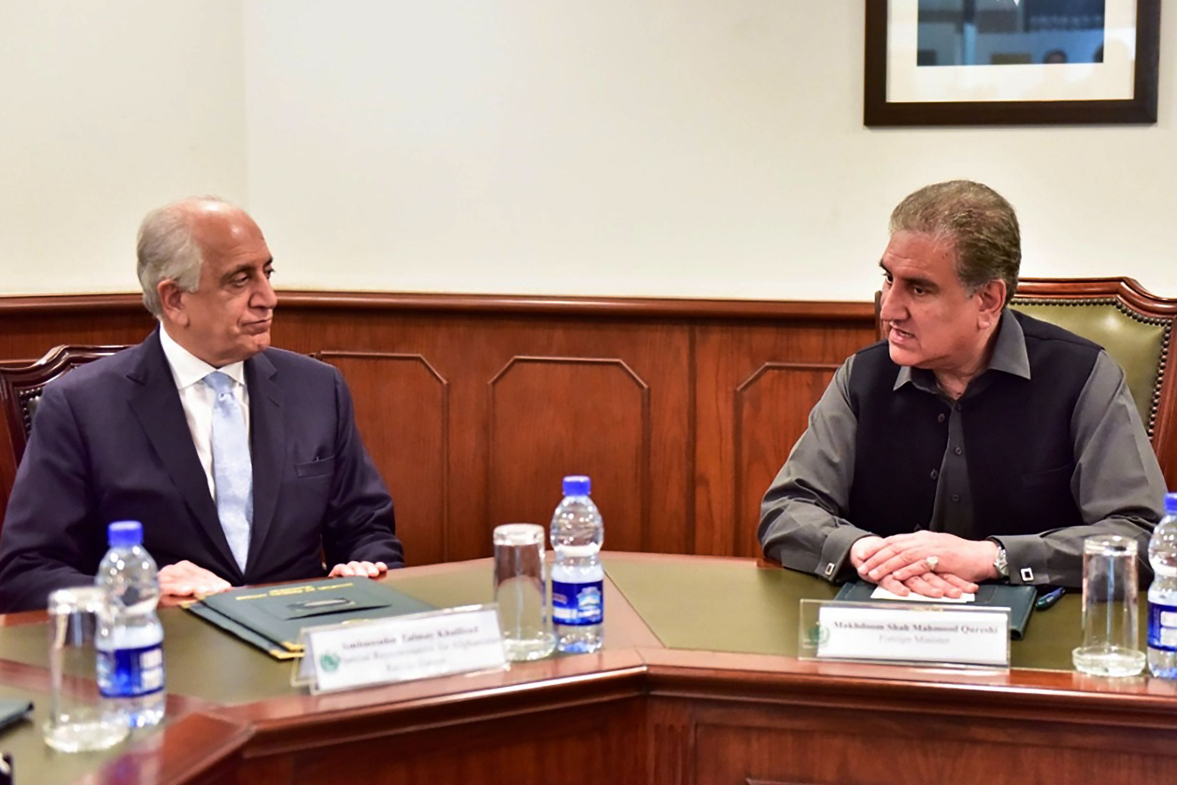 Pakistan's Foreign Minister Shah Mahmood Qureshi (R) speaks US envoy Zalmay Khalilzad, the US Special Representative for Afghanistan Reconciliation, at the Foreign Ministry in Islamabad. (AFP Photo)