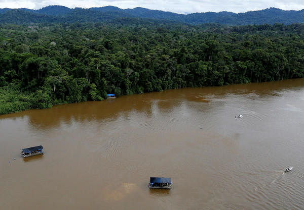 A gold dredge is seen at the banks of Uraricoera River during Brazil's environmental agency operation against illegal gold mining on indigenous land, in the heart of the Amazon rainforest, in Roraima state, Brazil April 15, 2016. (Reuters Photo)