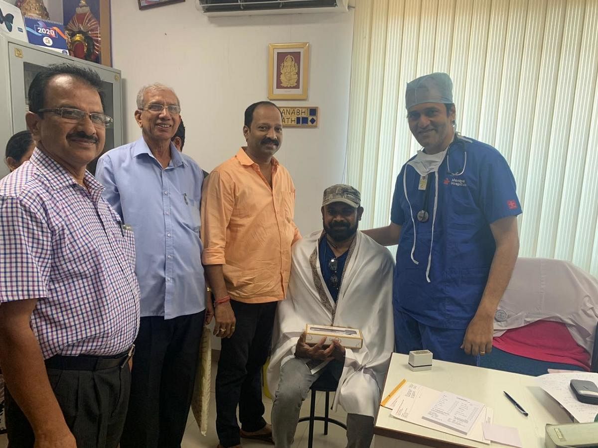 Interventional cardiologist Dr Padmanabha Kamath and relatives of cardiac patient felicitate ambulance driver Hameed, in Mangaluru.