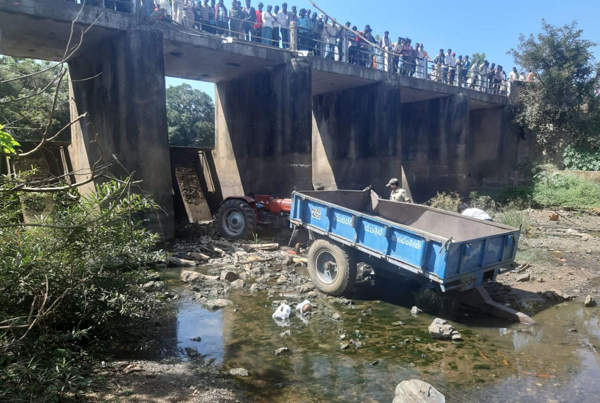 The tractor-trailer, carrying agricultural labourers, which fell off Tattihalla bridge near Itagi village in Khanapur taluk in Belagavi district on Saturday killing six persons. DH photo