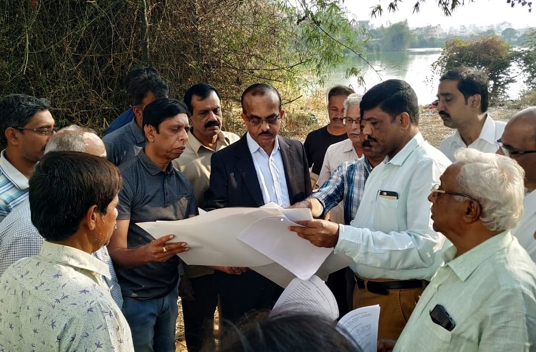 Minor Irrigation department officials along with BBMP, BWSSB and KTCDA officials inspected the Doddakallasandra Lake in Bengaluru South on Friday. (DH Photo)