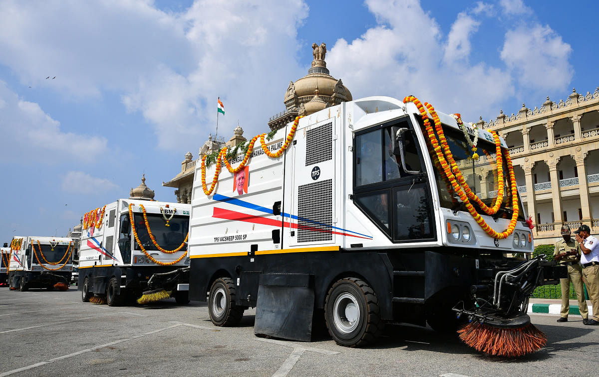 The BBMP on Saturday commissioned 17 mechanical sweeping machines. DH PHOTOS/ KRISHNAKUMAR P S