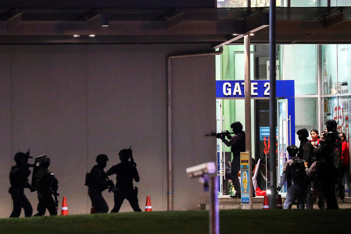 Thai security forces enter a shopping mall chasing the hidden shooter after a mass shooting in front of the Terminal 21, in Nakhon Ratchasima, Thailand February 9, 2020. (Reuters photo)
