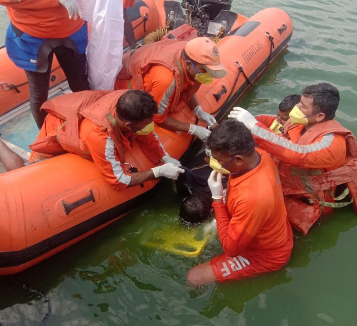 Rescue workers retrieve the body of Sachin Machaiah from Kalkere Lake on Sunday. DH PHOTO