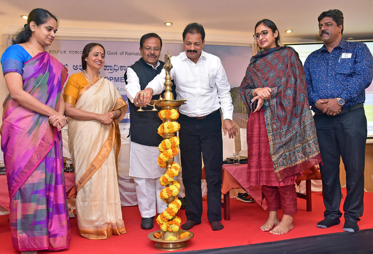 Karnataka State Planning Board Vice Chairman B J Puttaswamy and Coastal Development Authority Chairman Mattaru Rathnakar Hegde jointly inaugurate a workshop on ‘Economic Development Assessment For Coastal Districts,’ in Mangaluru on Monday. DH Photo