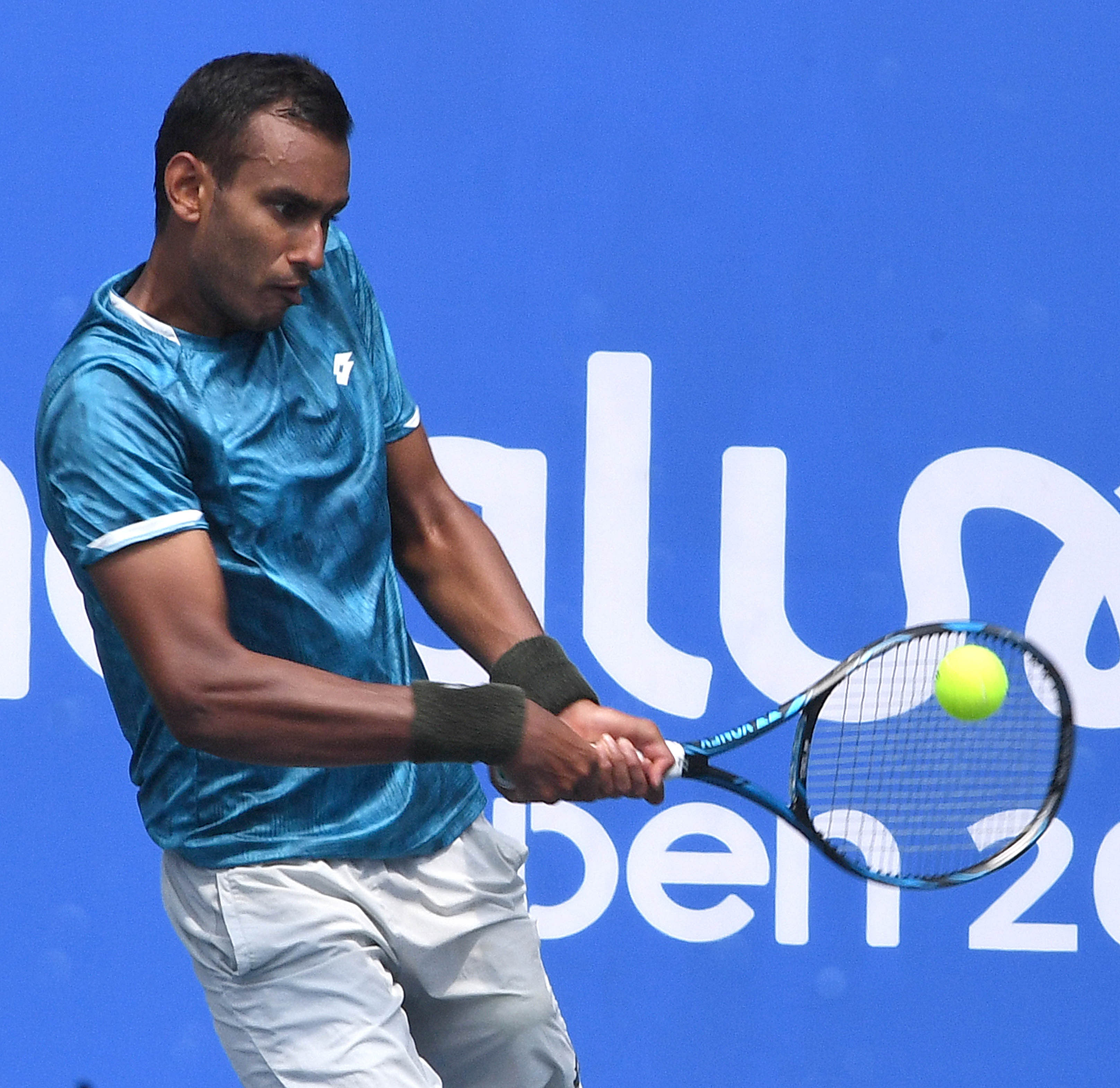 Sasikumar Mukund of India in action and won against Biaz Kavcic of SLO during the 1at round of the Bengaluru Open 2020 at KSLTA courts in Bengauru. (DH Photo)