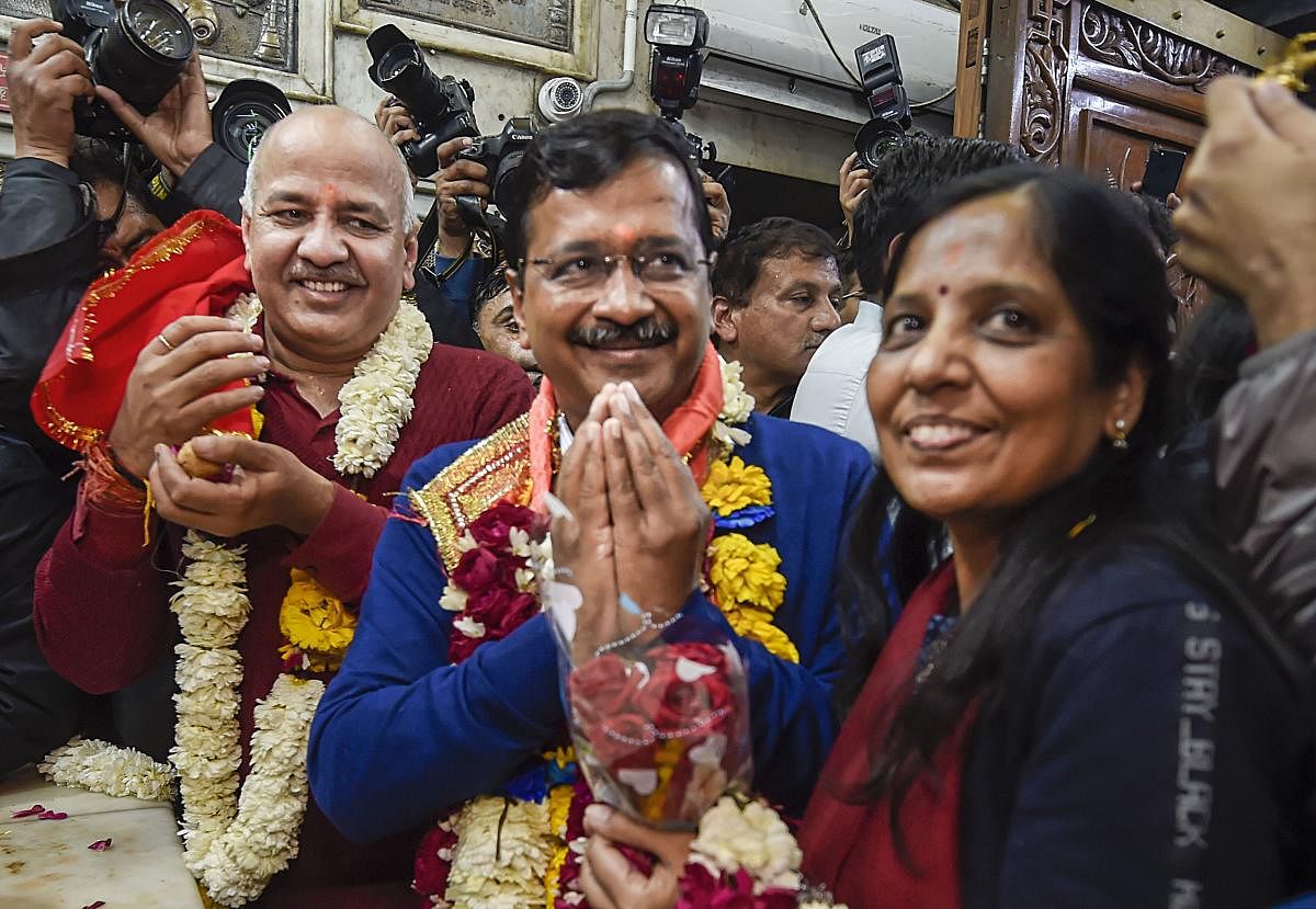 Delhi CM and AAP convenor Arvind Kejriwal (C), accompanied by wife Sunita, Dy CM Manish Sisodia and other party leaders offers prayers at the Hanuman Mandir at Connaught Place, after the party's thumping win in the State Assembly election, in New Delhi, Tuesday, Feb. 11, 2020. (PTI Photo)