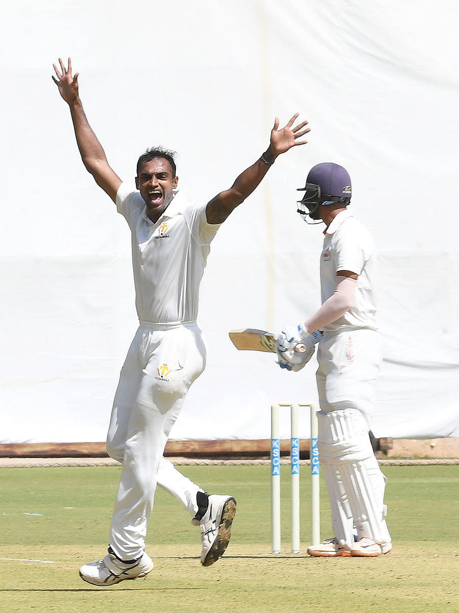 Karnataka's Abhimanyu Mithun successfully appeals for the caught behind dismissal of Baroda's Abhimanyusingh Rajput on Wednesday. DH Photo/ Srikanta Sharma R