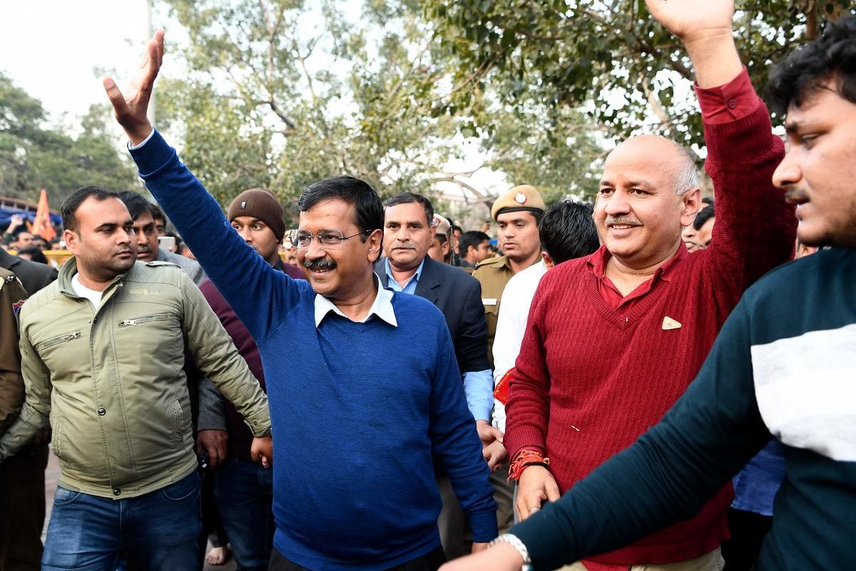 Aam Aadmi Party (AAP) chief Arvind Kejriwal (C) waves after paying his respect at the Hanuman Temple in New Delhi on February 11, 2020. (AFP Photo)