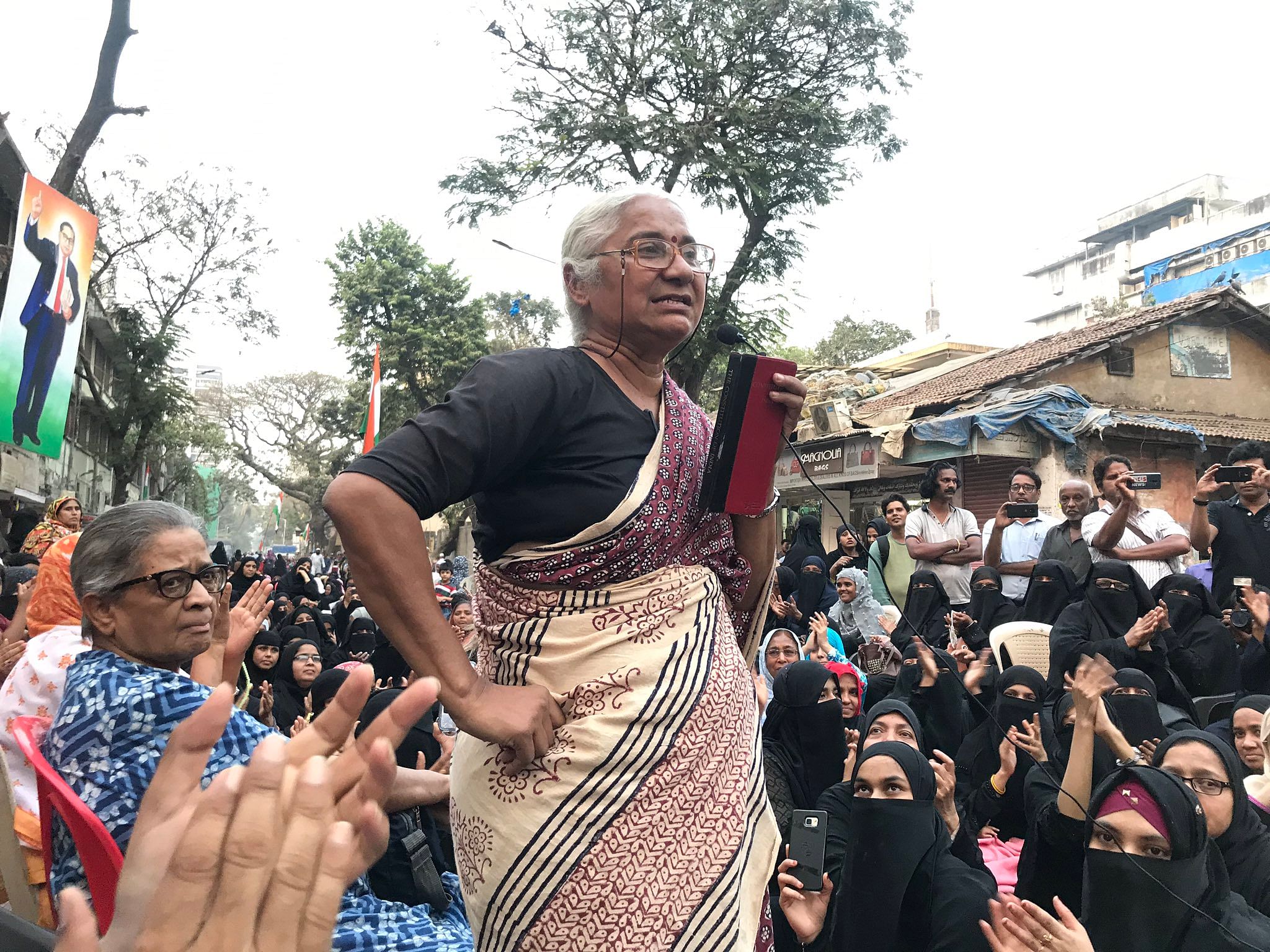 Addressing the protesters, Patkar said if the Uddhav Thackeray government has taken a clear stand on Citizenship (Amendment) Act, National Register for Citizens and National Population Register, why was the police interfering. Credit: Twitter (@medhanarmada)