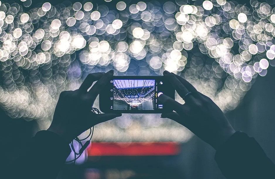 Top camera phones to gift this Valentine's Day 2020 (Credit: Pixabay)