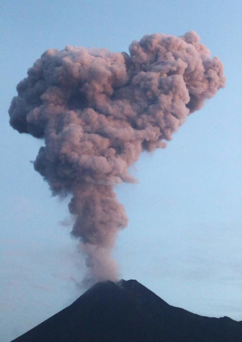 Two kilometers ashes spew from Mount Merapi mount during an eruption as seen from Yogyakarta (AFP Photo)