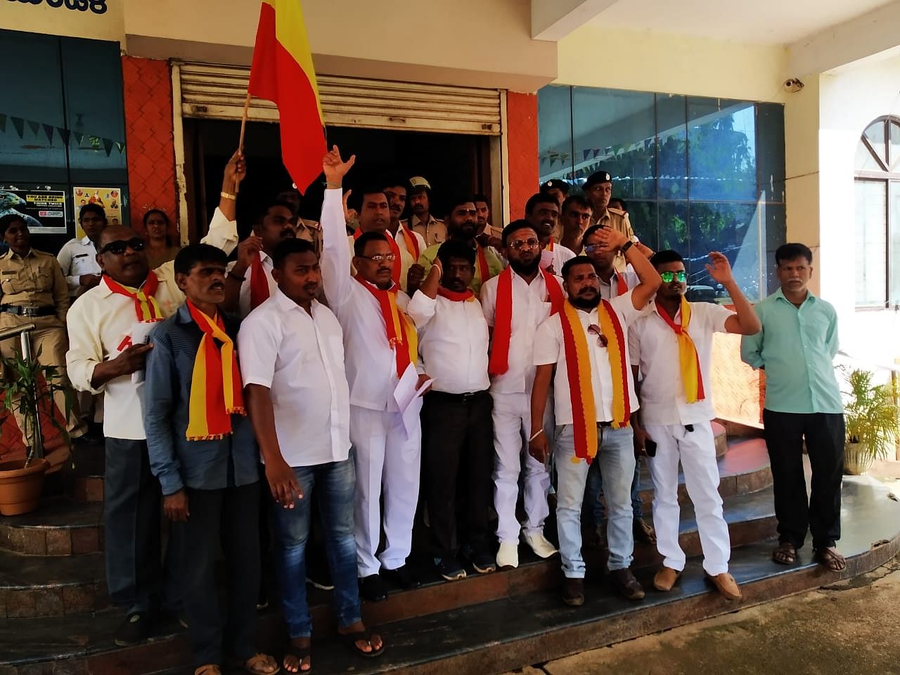 Pro-Kannada activists stage protest in front of Mini Vidhan Soudha in Hubballi on Thursday. (DH Photo)