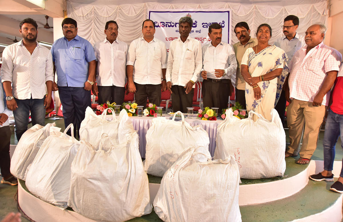 Minister for Muzrai, Fisheries and Inland Transport Kota Shrinivas Poojary hands over fishing kits and other equipment to the beneficiaries at a programme held in Bunder on Wednesday. Fisheries department deputy director D Tippeswamy, corporator Abdul Lateef, Purse Seine Fisheries Association honorary president Umesh, president Mohan Bengre and Trawl Boat Fisheries’ Association president Nitin Kumar look on. DH Photo