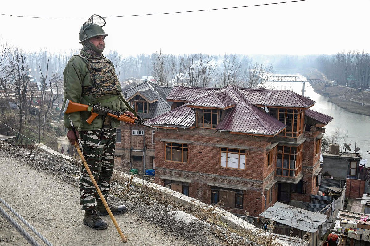  CRPF personnel stand guard in  Kashmir(PTI Photo)