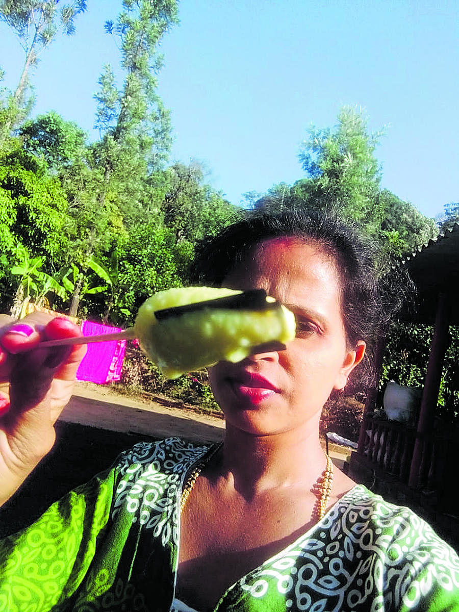 Ramya showing razor blade in a kulfi.