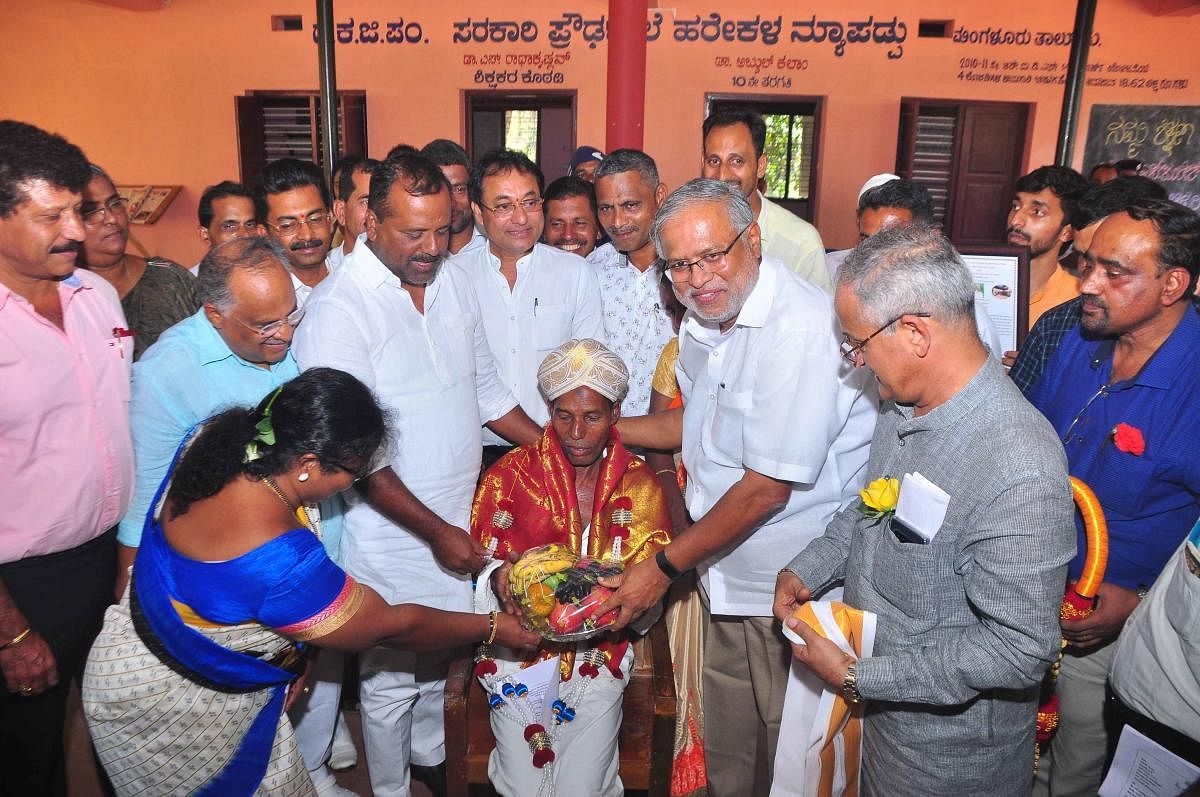 Primary and Secondary Education Minister S Suresh Kumar felicitated Harekala Hajabba, who will receive Padma Shri award in March, at DKZP Government High School in Harekala Newpadpu on the outskirts of the city on Saturday.