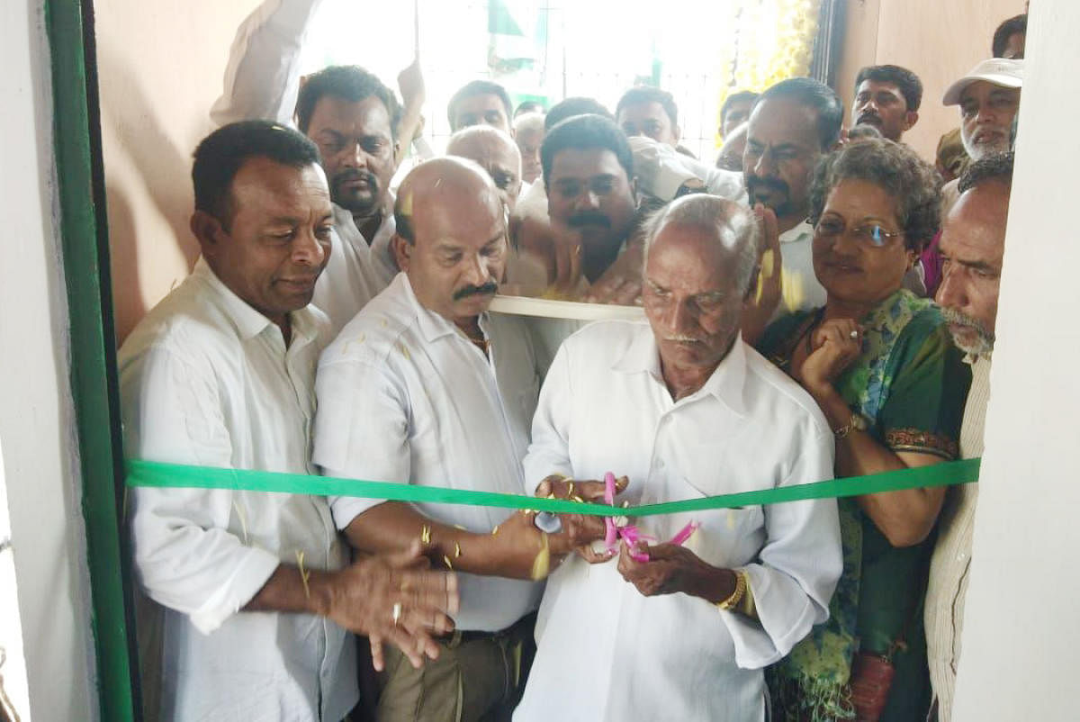 JD(S) senior leader H N Thammaiah inaugurates the new office of the district unit in Madikeri on Sunday.