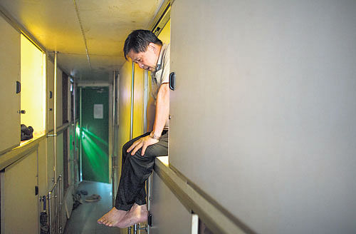 Cheng Tin-sang,whocan'twork due to illness, athomein a subdivided unit in theMongKok neighbourhood of Hong Kong. NYT