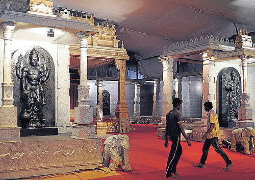 REAL-LIKE: A replica of the Belur and Halebid temples recreated at the APS College grounds  in Basavanagudi. DH photo