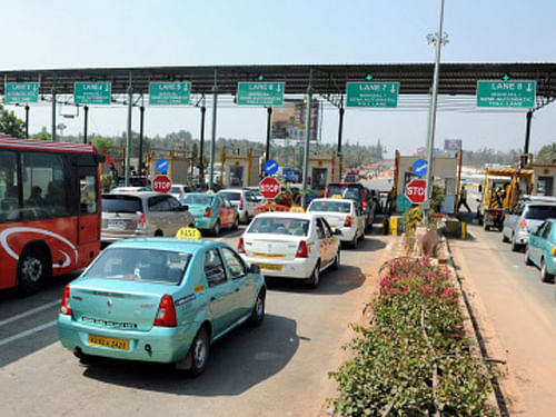 The Centre on Friday decided to cancel toll collection on national highways (NH) where the investment is less than Rs 50 crore and also to implement electronic toll collection (ETC) system on 350 toll plazas across the country. DH file photo