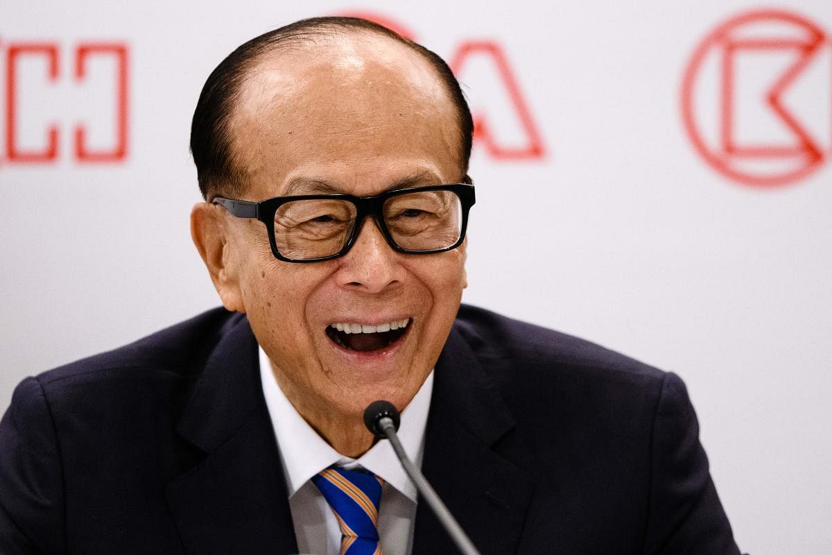 Hong Kong's richest man Li Ka-shing, 89, smiles during a press conference in Hong Kong on March 16, 2018. Hong Kong's richest man Li Ka-shing announced on March 16 he was stepping down as chairman of his flagship company CK Hutchison, marking the end of an era for one of the world's most storied tycoons. / AFP PHOTO / Anthony WALLACE