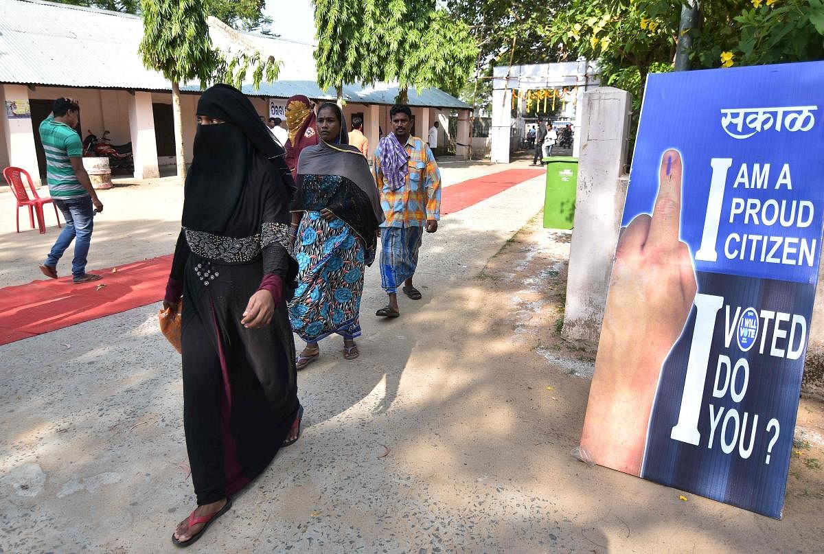 Indian voters arrive to cast their vote at a polling station during the fourth phase of general elections in Kendrapada district of Odisha state on April 29, 2019. - Voting began for the fourth phase of India's general parliamentary elections as Indians exercise their franchise in the country's marathon election which started on April 11 and runs through to May 19 with the results to be declared on May 23. (Photo by ASIT KUMAR / AFP)