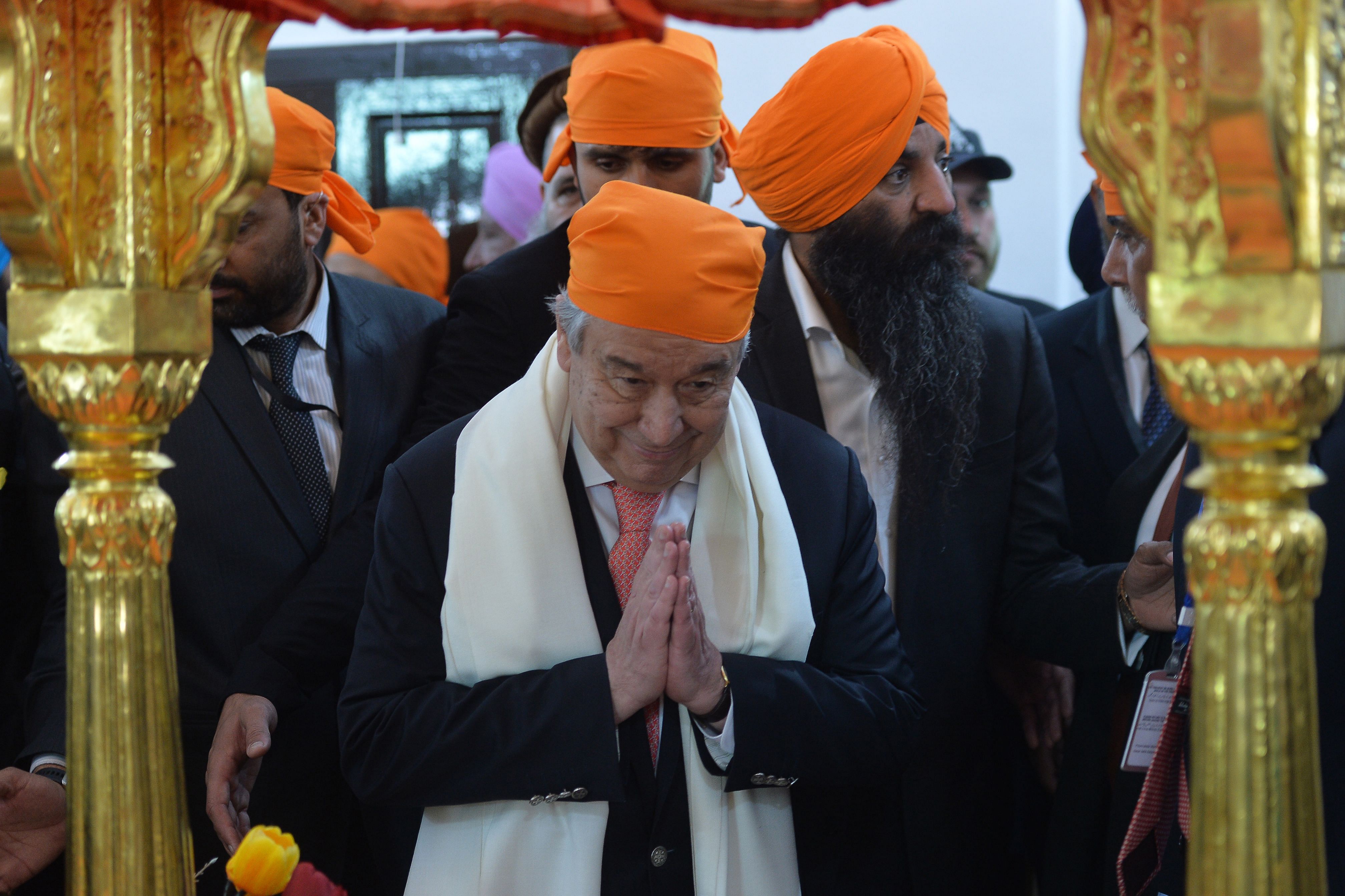 United Nations Secretary-General Antonio Guterres (C) pays his respects during a visit to the Sikh Shrine of Baba Guru Nanak Dev at Gurdwara Darbar Sahib in the Pakistani town of Kartarpur. (AFP Photo)