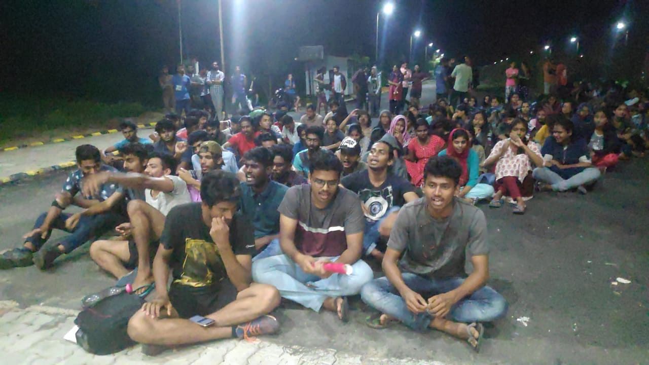 Several students whom DH spoke to said it was impossible for them to vacate the hostel within 24 hours as a chunk of them hail from far-away states like West Bengal, Kashmir, and Assam. (DH Photo)