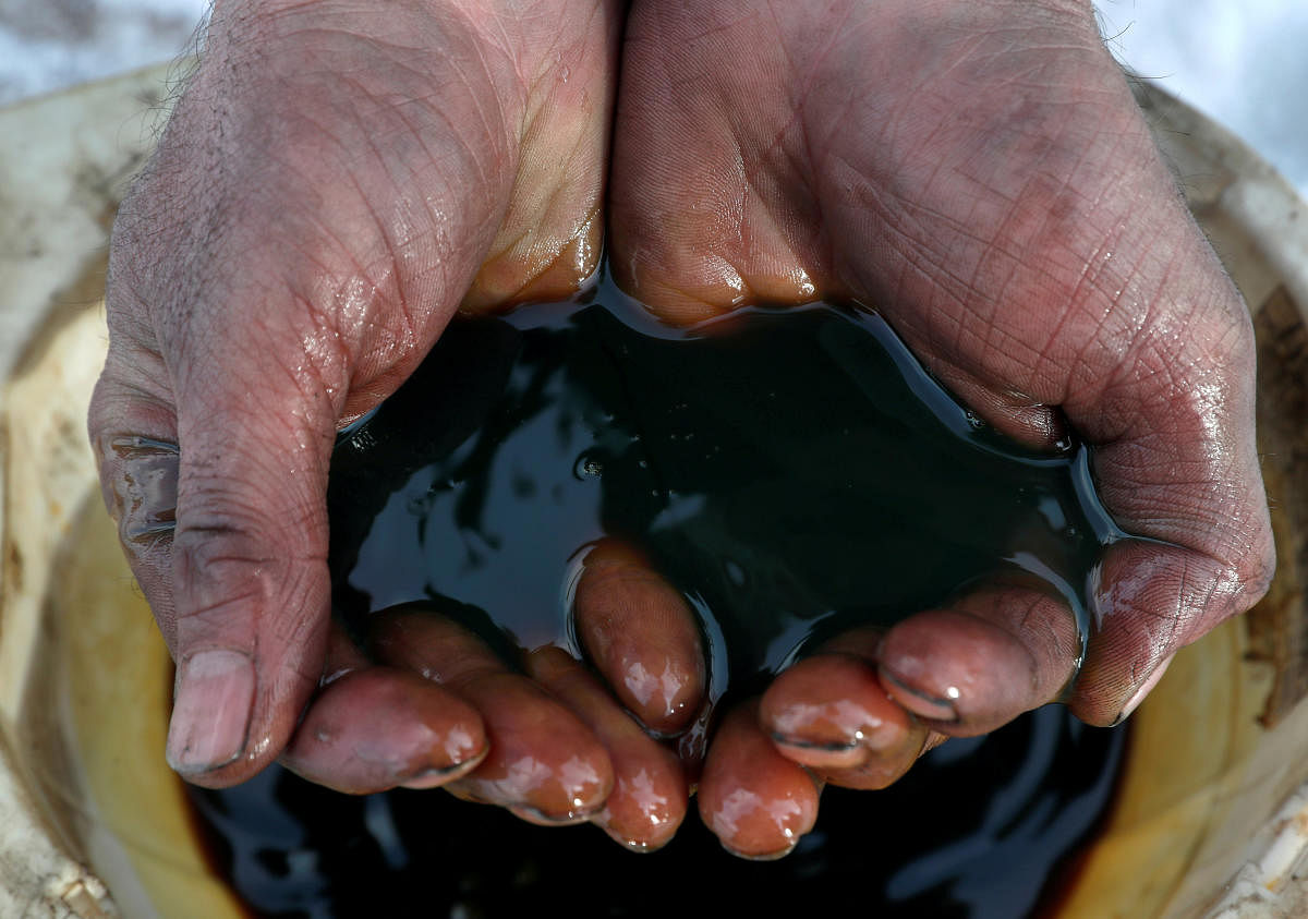 An employee demonstrates a sample of crude oil in the Yarakta Oil Field, owned by Irkutsk Oil Company (INK), in Irkutsk Region. (Reuters Photo)