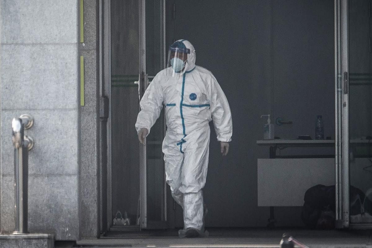 A medical staff member walks outside the Jinyintan hospital, where patients infected by a mysterious SARS-like virus are being treated, in Wuhan in China's central Hubei province on January 18, 2020. (AFP Photo)