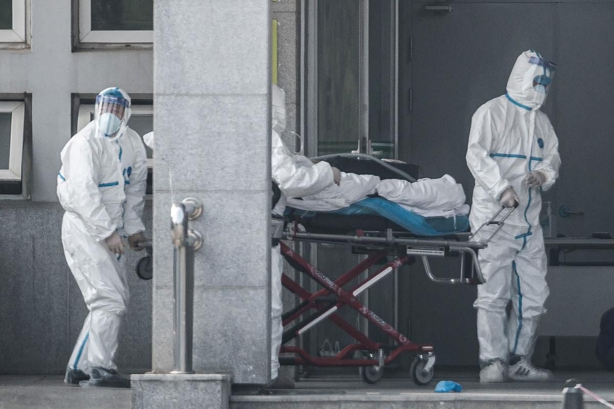 Medical staff members carry a patient into the Jinyintan hospital, where patients infected by a mysterious SARS-like virus are being treated, in Wuhan in China's central Hubei province on January 18, 2020. (AFP Photo)