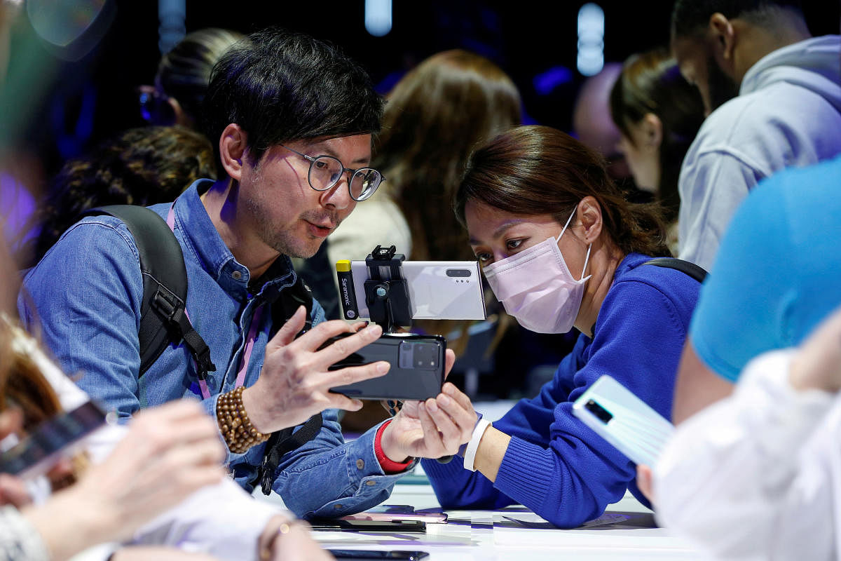 FILE PHOTO: Attendees look at a Samsung Galaxy S20 Ultra 5G smartphone during Samsung Galaxy Unpacked 2020 in San Francisco, California, U.S. February 11, 2020. Samsung could benefit from its push into manufacturing in Vietnam. (Credit: REUTERS/Stephen La