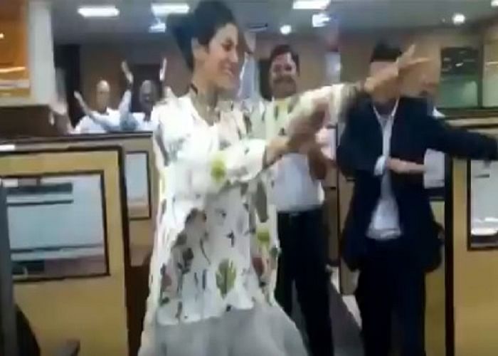 Dipali Goenka dancing with employees. (Video screengrab)