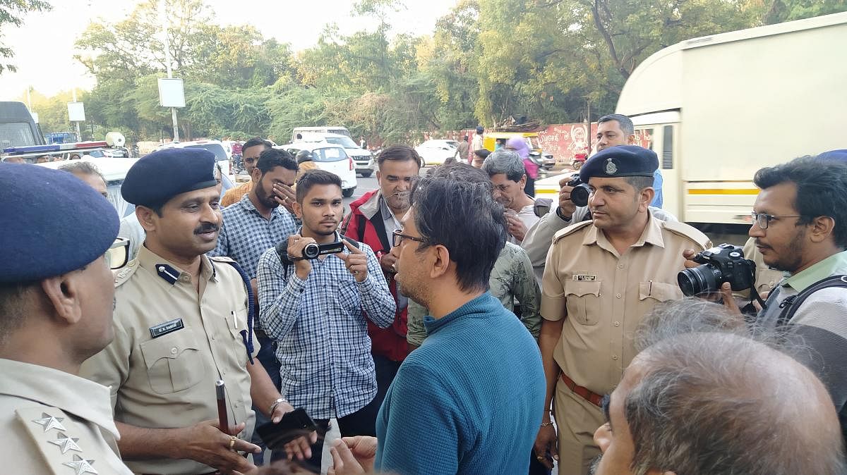 IIM-A professor Navdeep Mathur arguing with police. (DH Photo)