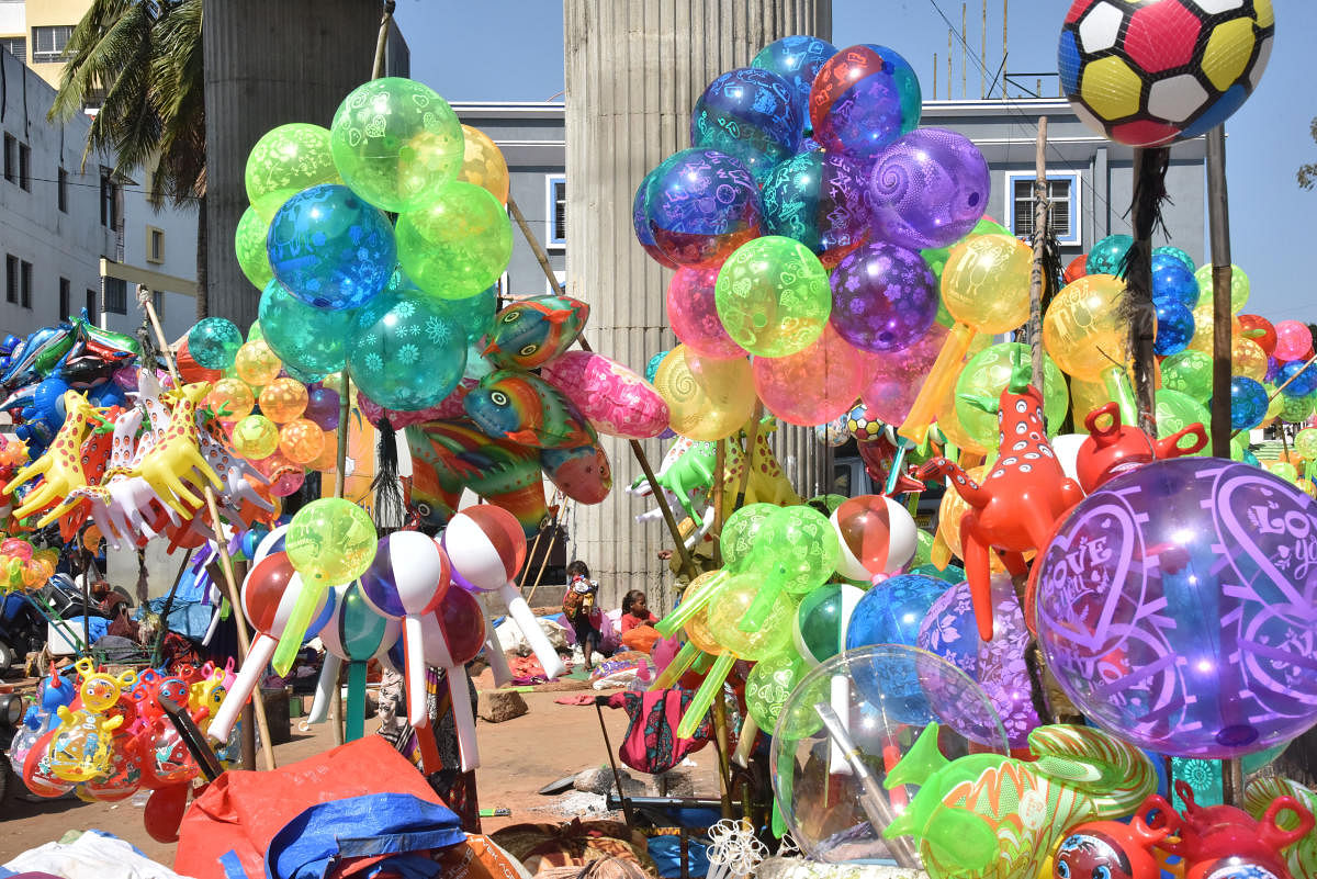 Many of street vendors along with family comes from different places for making colorful balloons for life leading at Vijayanagar in Bengaluru on Saturday, 23 November, 2019. Photo by Janardhan B K