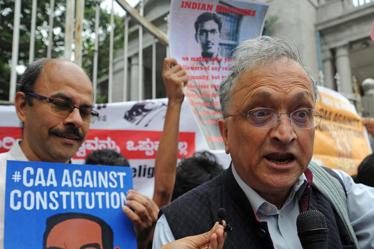 Historian Ramachandra Guha during protest against CAA outside Town Hall in Bengaluru. (DH Photo)