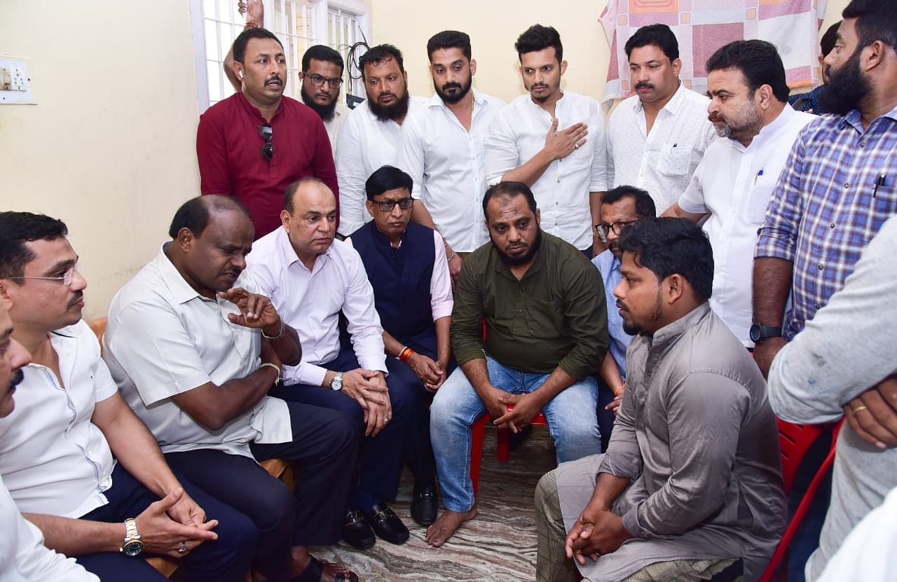 Former CM H D Kumaraswamy handed over cheque for Rs 5 lakh each to family  of Ahmmed Jaleel of Kandak and Nausheen of Kudroli, who were killed in police firing in Mangaluru. (DH Photo)