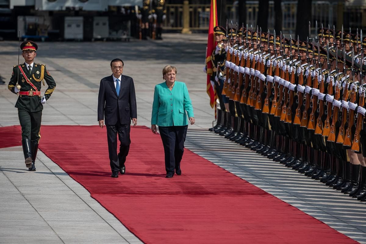 Chinese Premier Li Keqiang (centre L) and German Chancellor Angela Merkel (centre R). (AFP Photo)